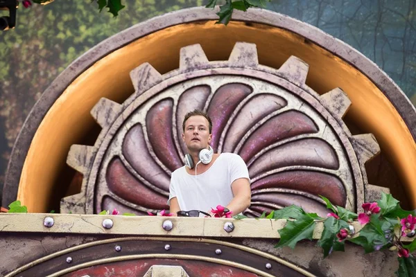 Conheça Yves V: ex-educador físico e DJ residente do Tomorrowland