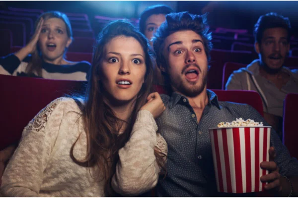 assistindo a um filme de terror