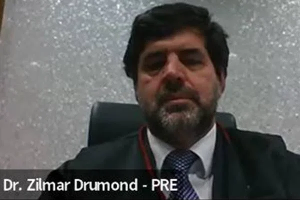 Imagem de transmissão ao vivo de procurador com toga por cima de terno