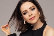 Sandy posam de cabelos soltos e look preto