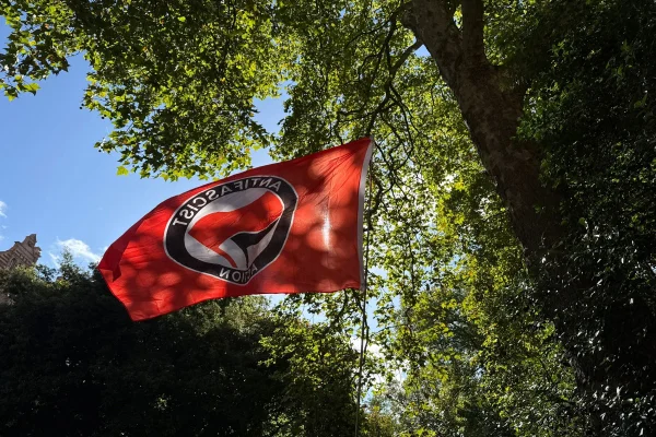 Bandeira do movimento Antifa, surgido na Alemanha nos anos 1930 em oposição ao nazismo