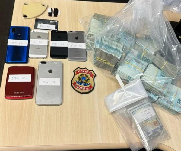 Foto colorida de dinheiro apreendido na casa de ex-prefeito alvo de operação da PF por fraude em cartão de vacina