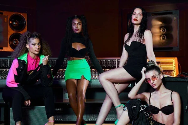 Schutz estreia no segmento de roupas e apresenta girlband da marca