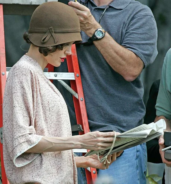 Angelina Jolie estaria pesando menos de 35 quilos, diz site - destaque galeria