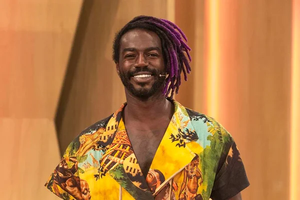 “A minha arma foi a arte”, diz Jonathan Azevedo sobre racismo e preconceito