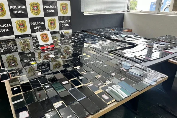Polícia faz megaoperação contra roubo de celulares em SP