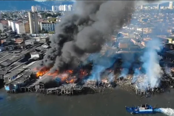 Imagem colorida de incêndio em palafitas em Santos