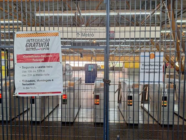foto colorida de aviso na estação Tatuapé, integração com linha 3 vermelha fechada, em meio à greve do Metrô e da CPTM - Metropoles