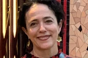 Silvia Buarque posa sorridente para as redes sociais