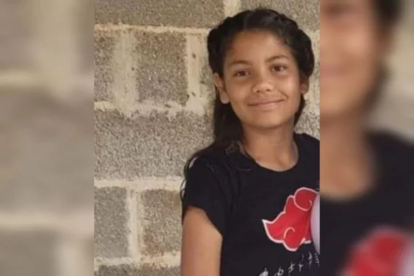 Menina morena com camiseta preta - Metrópoles