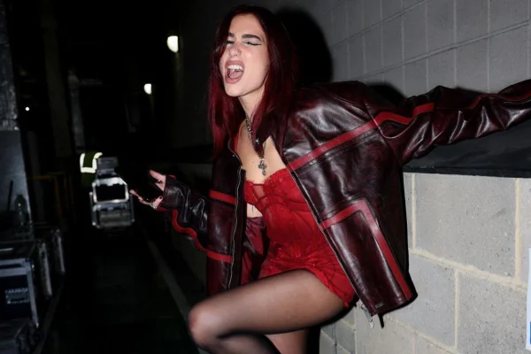 NA imagem com cor, foto da cantora dua lipa com roupa estilosa posando para foto - met´ropoles