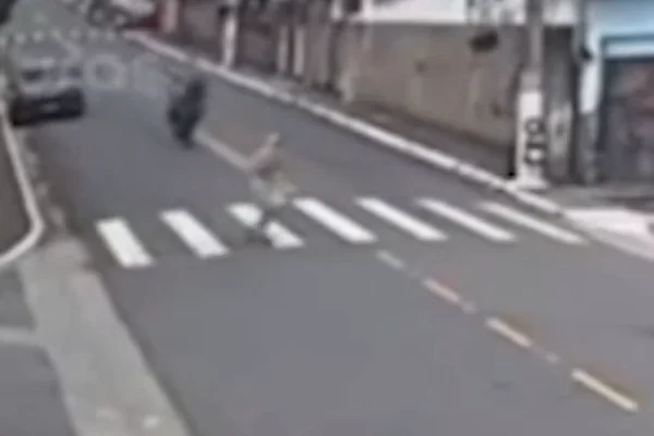 Imagem colorida de idoso atravessando na faixa de pedestre antes de ser atropelado. Metrópoles