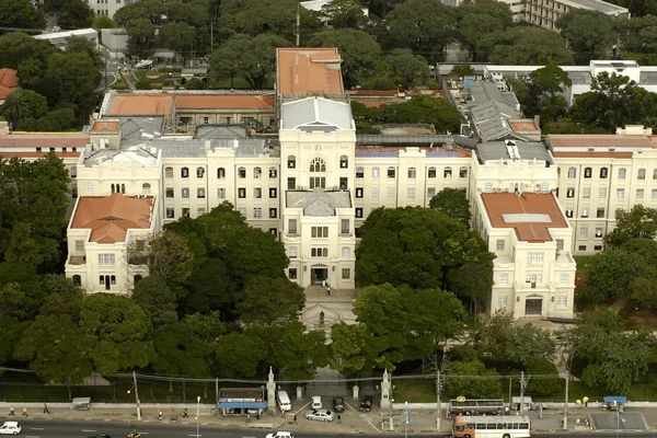 Imagem colorida da faculdade de medicina da USP; estudo analisa perfil estudantes - Metrópoles