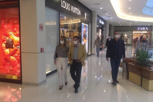 Mourão aproveita reabertura de shoppings e faz compras ao lado da mulher