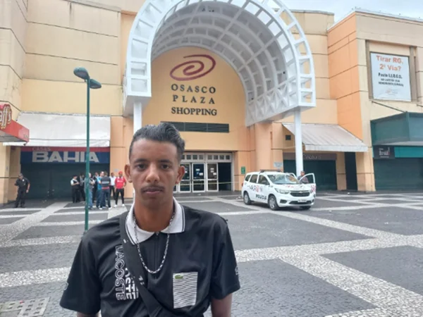 Imagem colorida de entregador em frente ao Osasco Plaza Shopping, após desabamento do teto