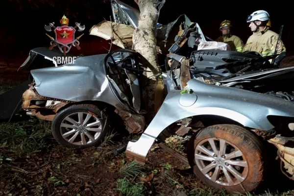 carro prata com a frente amassada