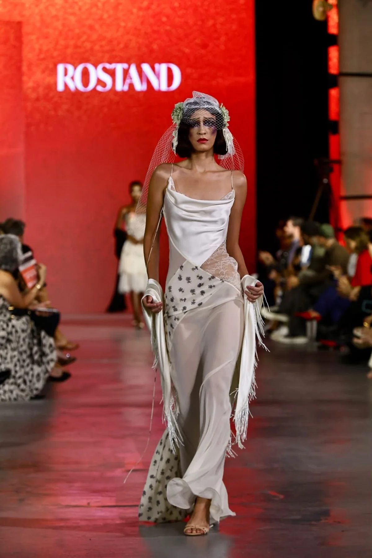 Vestido com corte em viés e recortes Vestido com corte em viés e recortes