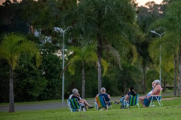 Brasilienses-descumprem-o-isolamento-social-e-aproveitam-o-feriado-no-Lago-sul-jovens-bebendo