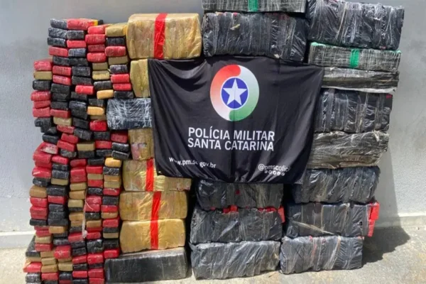 Imagem colorida, fuga em carro de luxo revela meia tonelada de maconha escondida- Metrópoles