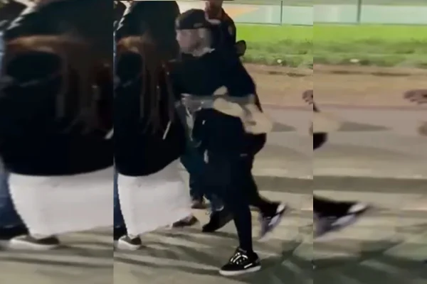 Foto colorida de homem agredindo uma mulher