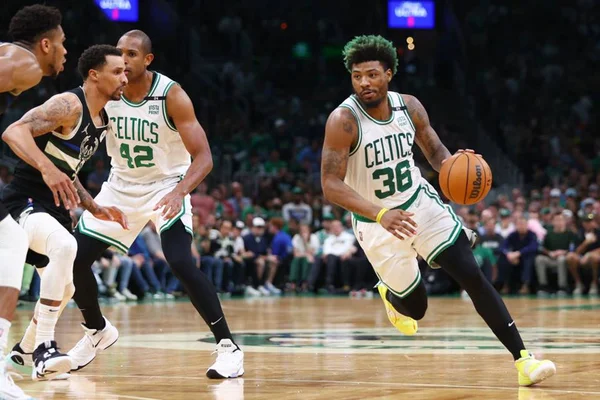 Marcus Smart, no centro, e Al Horford, ao lado esquerdo, ambos jogadores do Boston Celtics.
