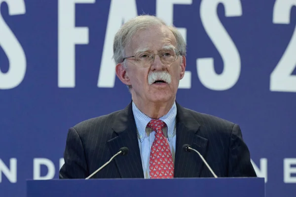 Imagem colorida de John Bolton - Metrópoles