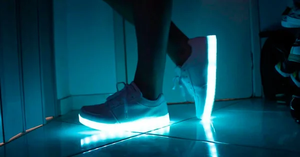Tênis com LED é o “novo passo” da moda entre adultos