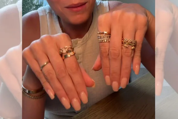 Anéis de sobriedade na mão de Kelsey