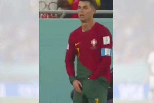 Craque português tirou um chiclete de dentro da bermuda