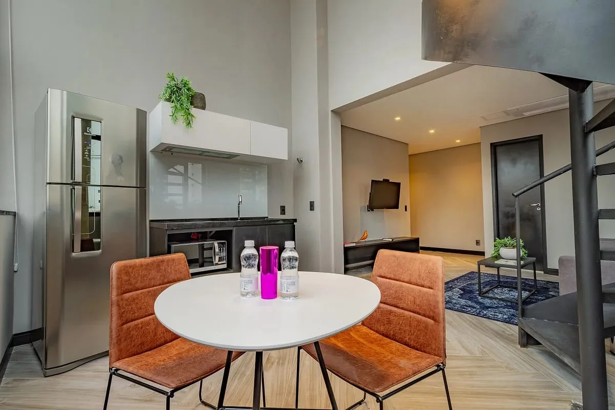 A plataforma oferece apartamentos mobiliados e decorados A plataforma oferece apartamentos mobiliados e decorados