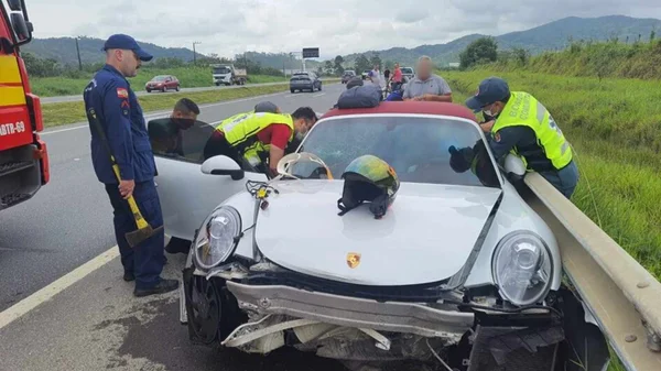 imagem colorida. Carro de luxo amassado