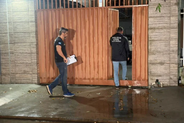 Jovem de 19 anos é morto a tiros na frente da mãe em Cuiabá