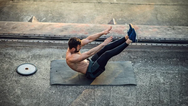 Abdômen trincado até o Natal: 5 exercícios para uma barriga chapada