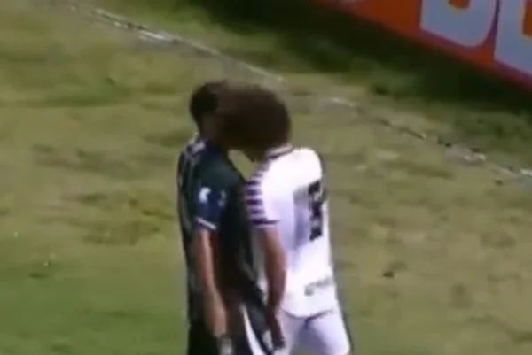 Jogador lambe adversário e causa confusão na Copa do Nordeste; veja