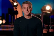 Ao 22 anos, Luciano Huck se tornou colunista no Jornal da Tarde e, logo em seguida, começou a fazer locução em programa da Rádio Jovem Pan. Aos 23 anos, estreou na TV no programa Perfil, ao lado de Otávio Mesquita Ao 22 anos, Luciano Huck se tornou colunista no Jornal da Tarde e, logo em seguida, começou a fazer locução em programa da Rádio Jovem Pan. Aos 23 anos, estreou na TV no programa Perfil, ao lado de Otávio Mesquita