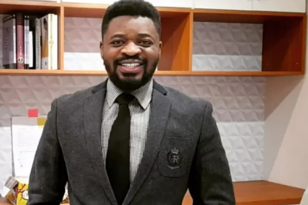 imagem colorida mostra médico nigeriano tosyn lopes - Metrópoles