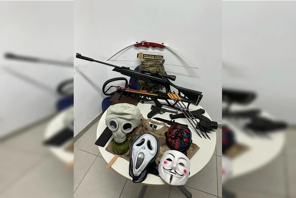 mascaras, facas e armas em mesa