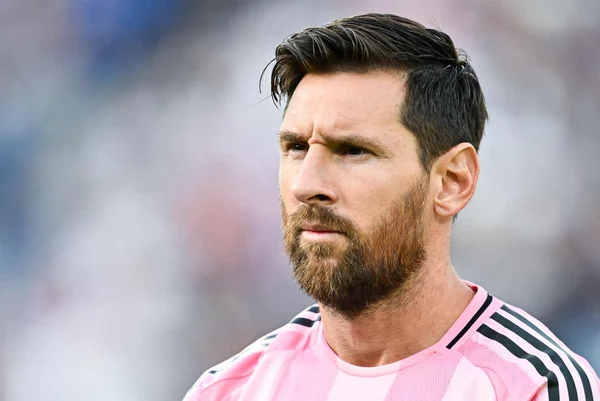 Imagem colorida do rosto de Lionel Messi - Metrópoles