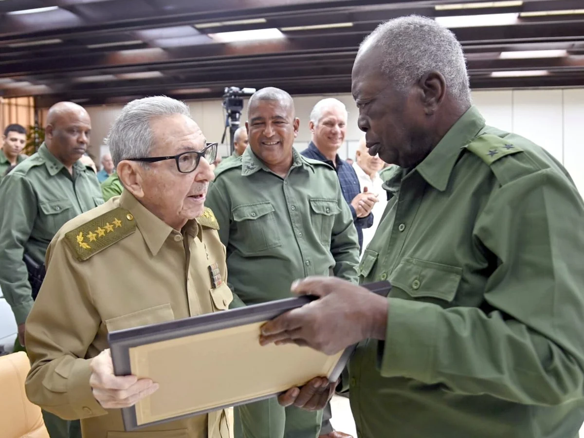Imagem colorida mostra ex-presidente de Cuba Raúl Castro - Metrópoles