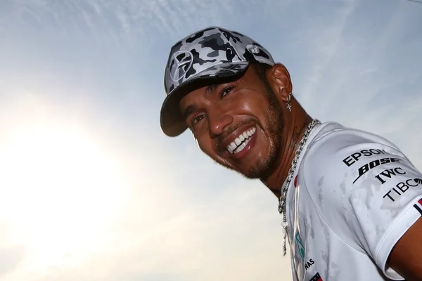Lewis Hamilton com sol atrás