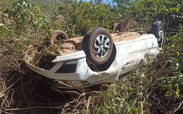 imagem colorida de carro pneus para cima - Metrópoles