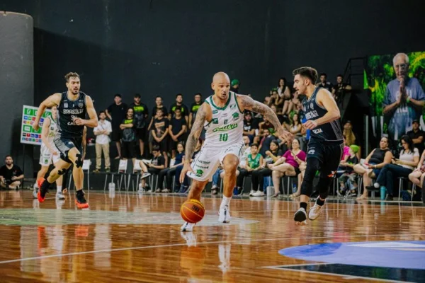 Imagem colorida do jogo entre Brasília Basquete e Bauru - Metrópoles