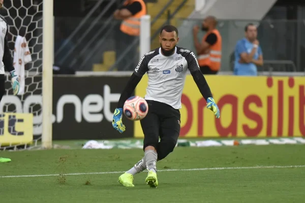 Everson revela sonho de ser 1º goleiro a marcar gol pelo Santos