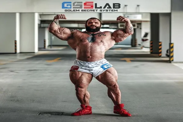 Imagem colorida, bodybuilder antes da parada cardíaca