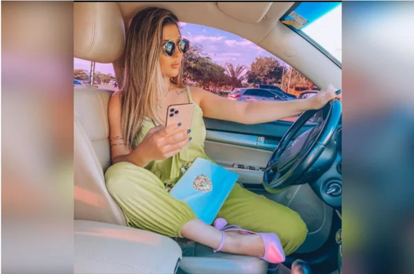mulher no carro