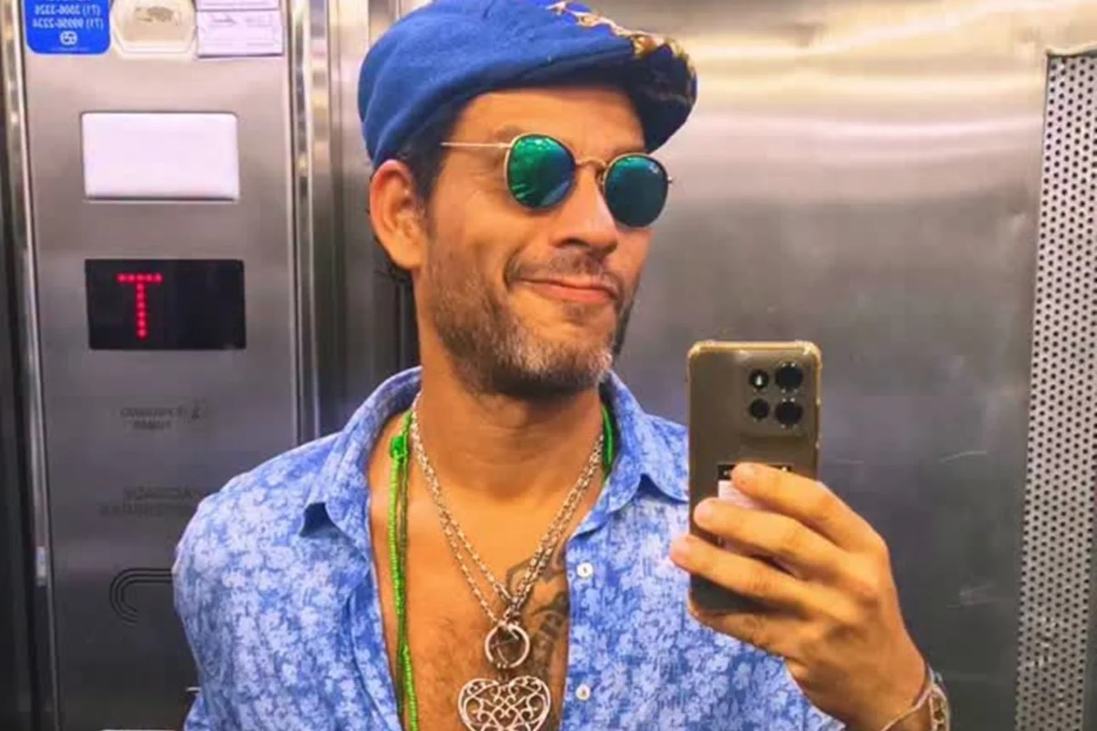 Darino Sena faz selfie no elevador Darino Sena faz selfie no elevador
