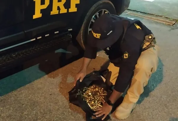 Foto colorida de apreensão de balas de fuzil pela PRF