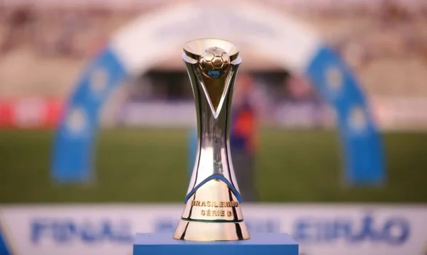 Imagem colorida do troféu da Série D do Campeonato Brasileiro - Metrópoles