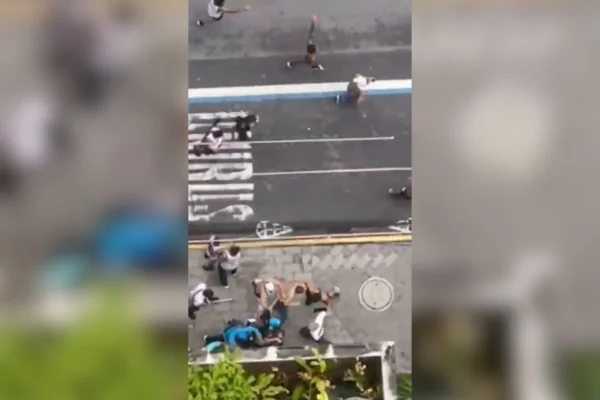 Iamgem colorida de briga entre torcidas em Recife