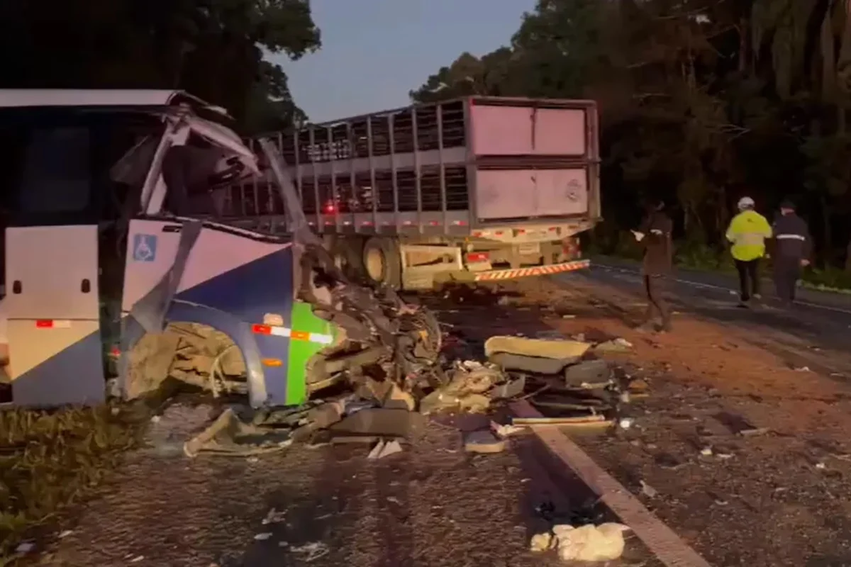 Vídeo mostra destruição de veículos após acidente com 23 mortos no PR Vídeo mostra destruição de veículos após acidente com 23 mortos no PR